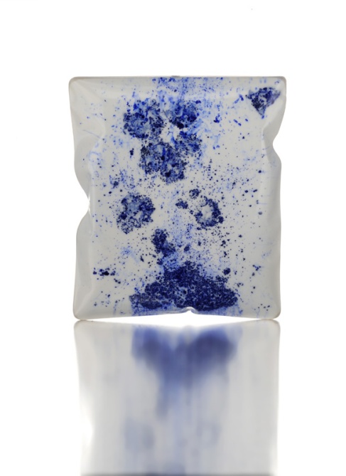 Catalina Brenes - Brooch. Pigment, resin. Picture from http://www.catalinabrenes.com/gallery.html