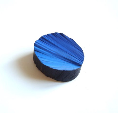 Flora Vagi - "Waves of blue" - Brooch. Ebony wood, pigment, acrylic. Picture from http://www.galerie-orfeo.com/ausstellung.html