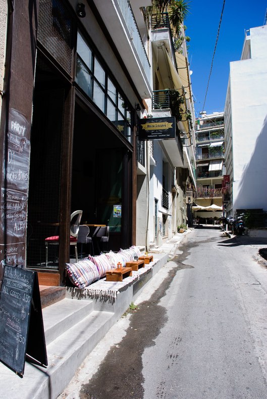 Porinou street near Eleni Marneri Gallery. Photo by Contemporarty.com